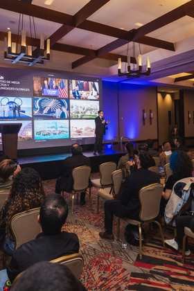 Auditorio lleno de inversionistas en el Invest Dubai Summit, Bogotá