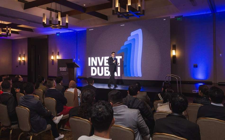 Pantalla del Invest Dubai Summit con el panorama de proyectos e inversión en Dubai