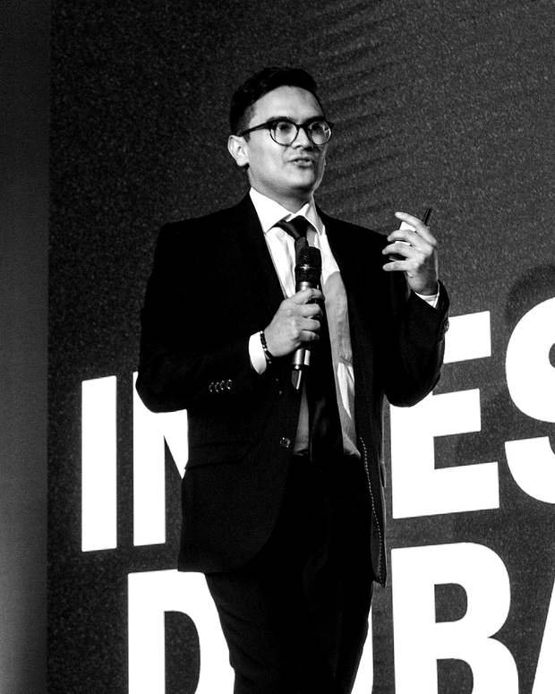 Retrato de Gilber Garzón, asesor inmobiliario certificado RERA en Dubai